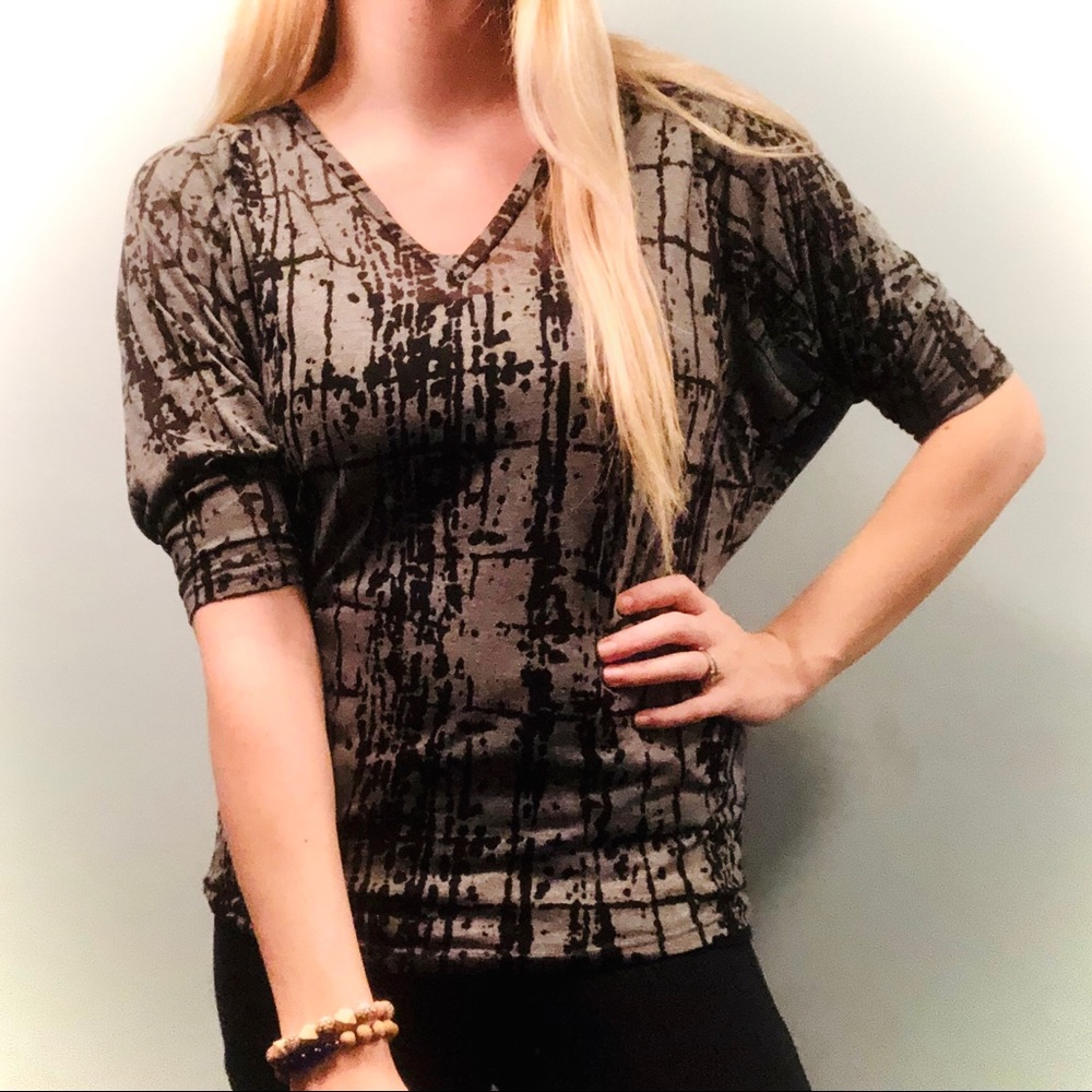 Three dots black and gray top size small!
